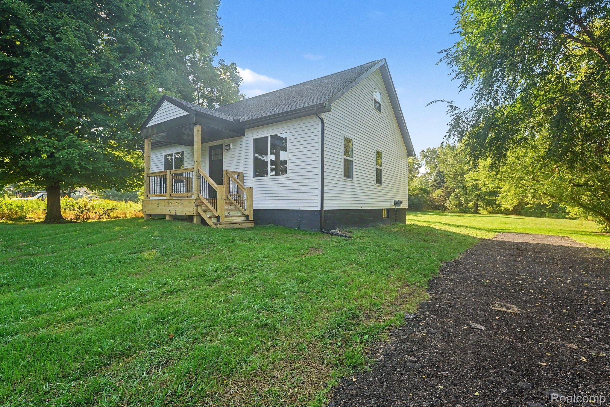 2280 Bowers Road Lapeer, MI 48446 - Photo 4 of 29 004_file_5658.jpg