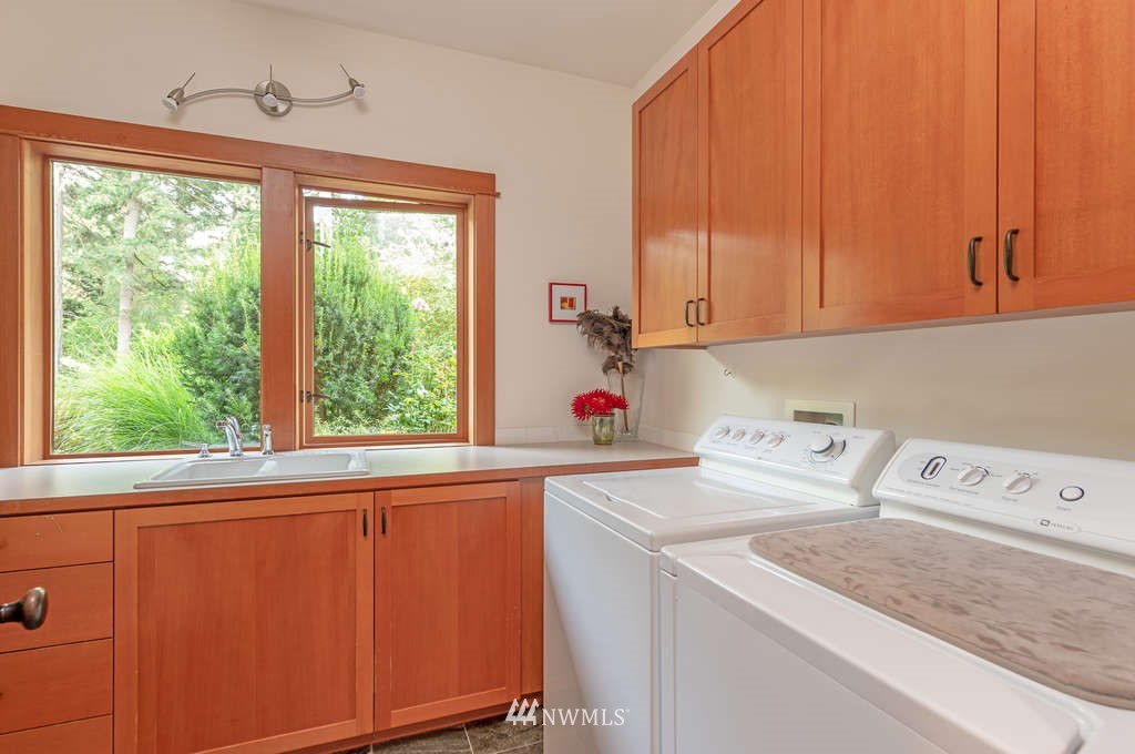 18132 Thorsen Road Southwest Vashon, WA 98070 - Photo 23 of 40 a utility room with dryer and washer