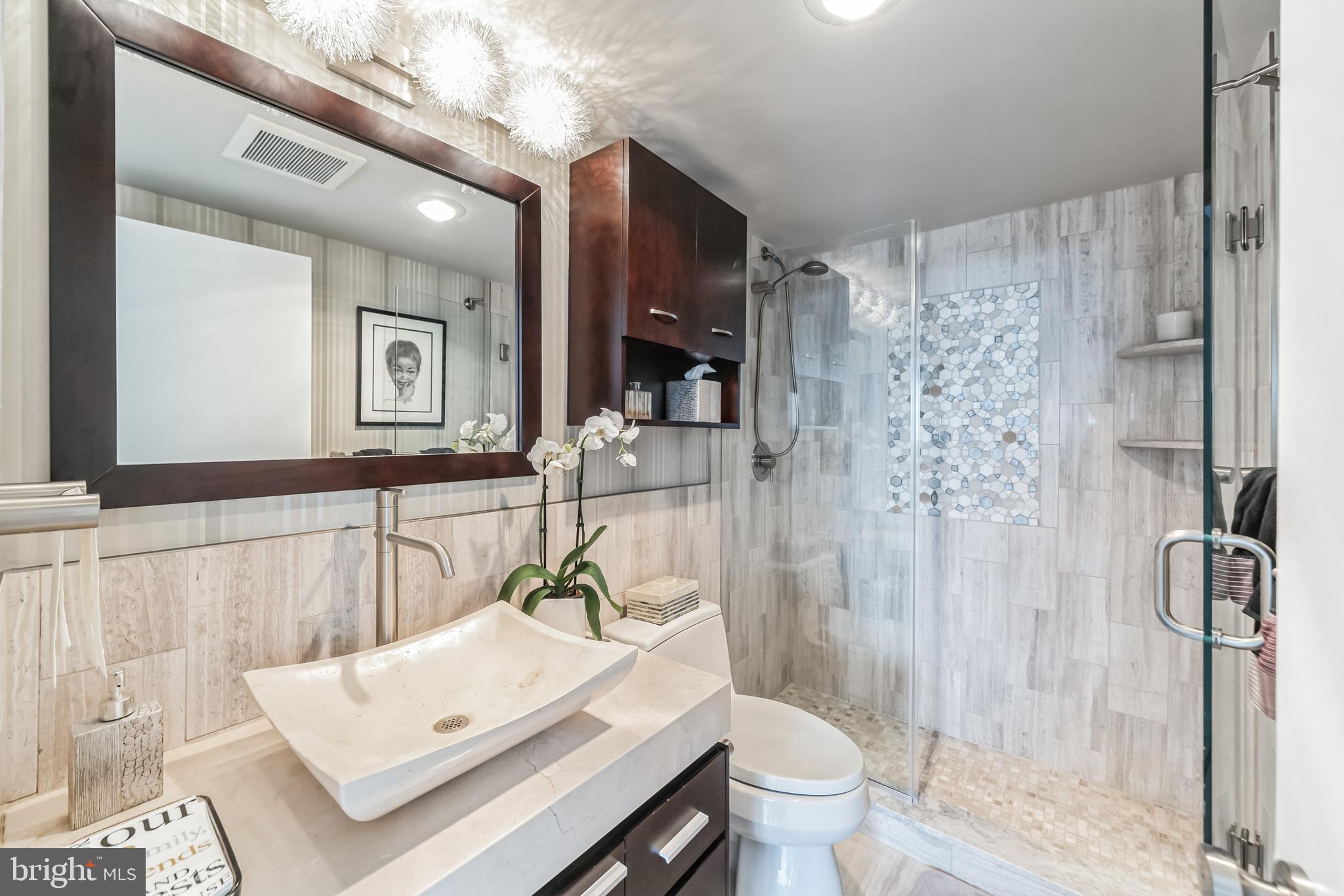 224 West Rittenhouse Square, Unit 100607 Philadelphia, PA 19103 - Photo 17 of 35 Hallway Bathroom