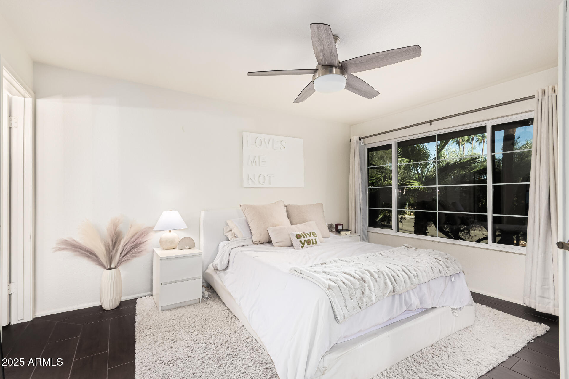 8700 East Mountain View Road, Unit 1039 Scottsdale, AZ 85258 - Photo 20 of 37 a bedroom with a bed and a large window