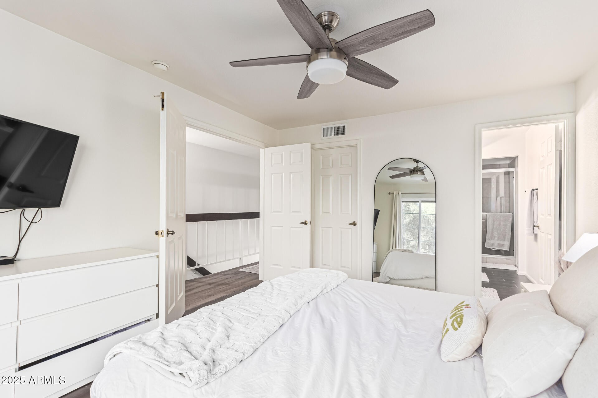 8700 East Mountain View Road, Unit 1039 Scottsdale, AZ 85258 - Photo 22 of 37 a bedroom with a bed and a chandelier