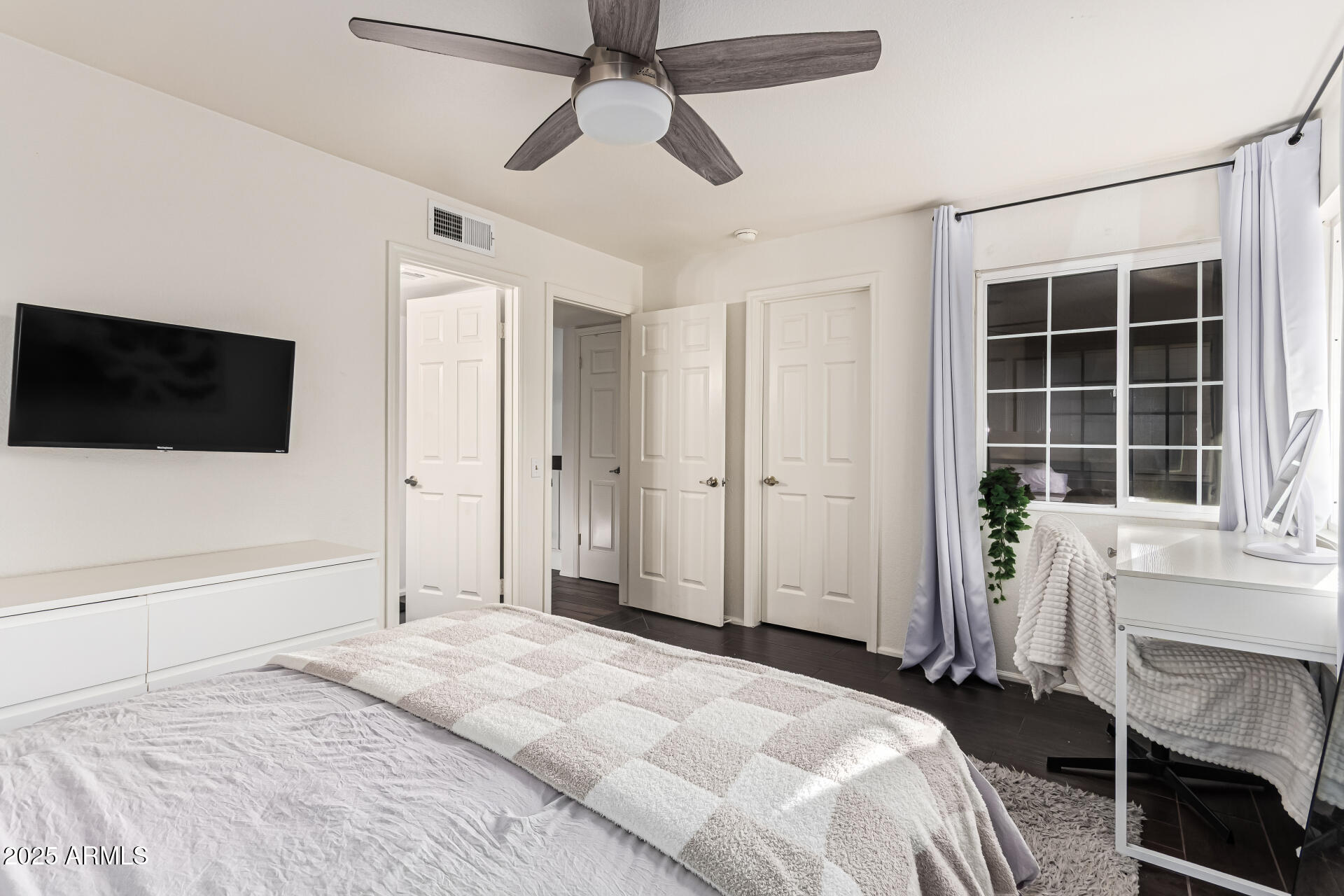 8700 East Mountain View Road, Unit 1039 Scottsdale, AZ 85258 - Photo 26 of 37 a bedroom with a bed and a flat screen tv