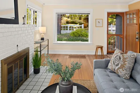$975,000 | 2580 5th Avenue West, Seattle, WA 98119