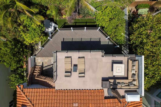 a view of a house with backyard