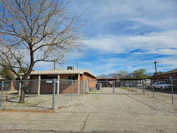 $1,375 | 4535 East 17th Street, Tucson, AZ 85711