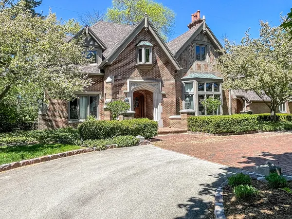 $1,399,900 | 2005 Derrin Lane, Brookfield, WI 53045
