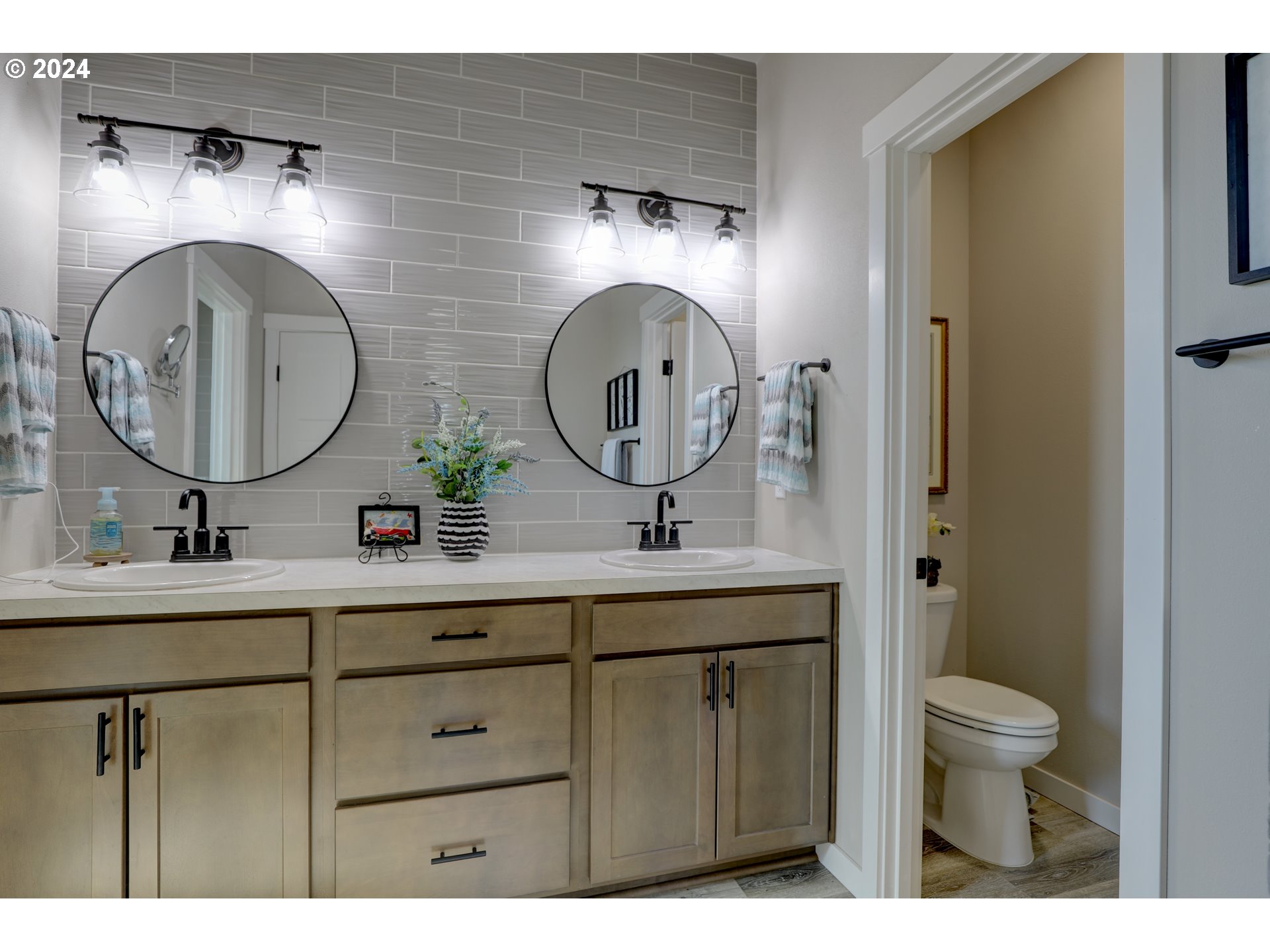 700 Dooley Road Centerville, WA 98613 - Photo 35 of 47 a bathroom with 2 sink and a mirror