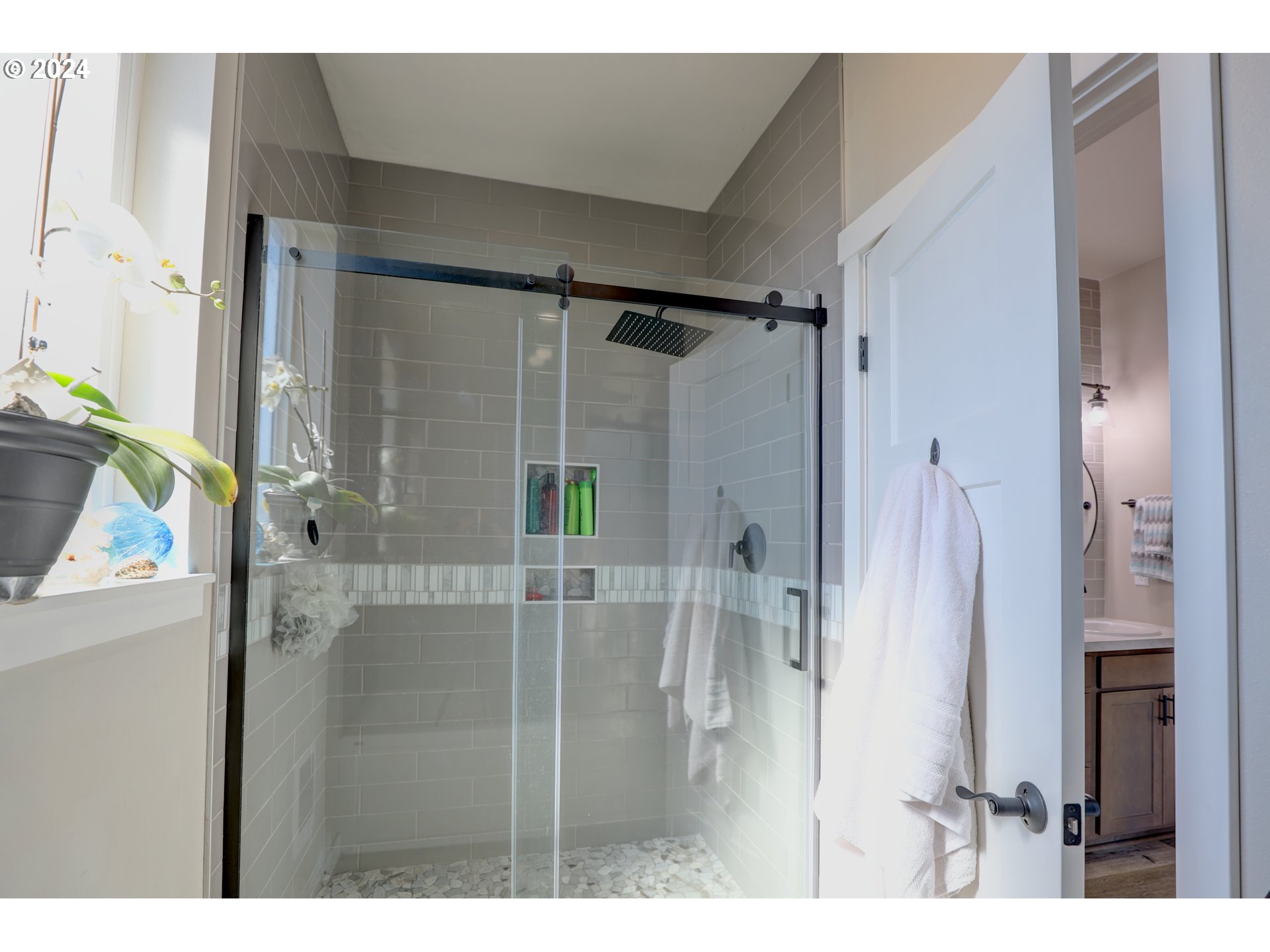 700 Dooley Road Centerville, WA 98613 - Photo 37 of 47 a bathroom with a shower and a tub