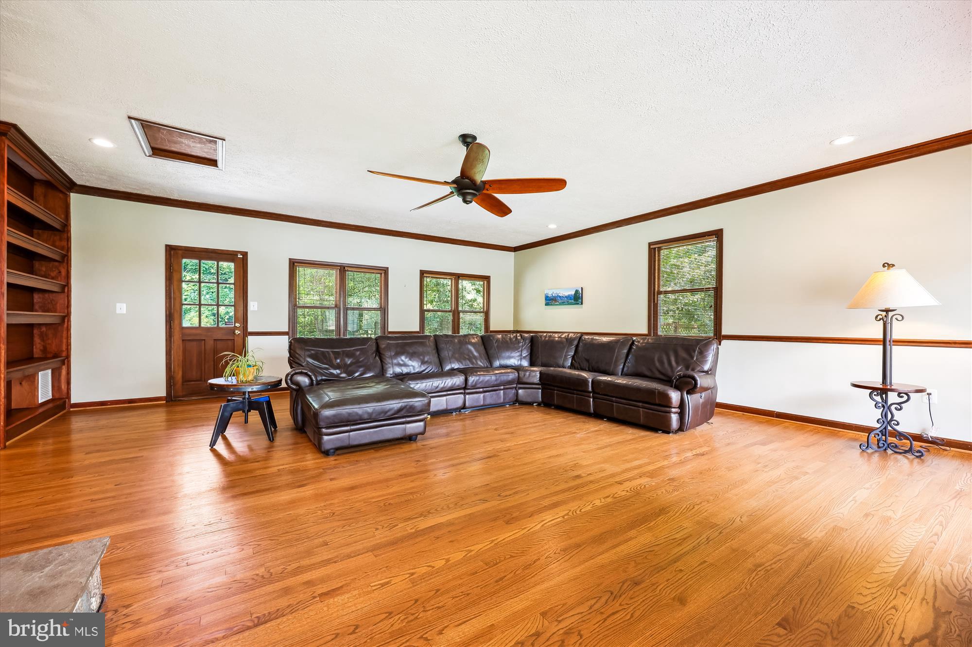 15221 Middlegate Road Silver Spring, MD 20905 - Photo 11 of 67 Oversized family room w/exterior back door