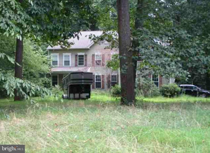 a view of a house with backyard and garden