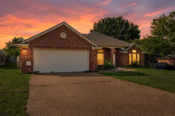 $344,900 | 608 Pebble Creek Drive, Hewitt, TX 76643