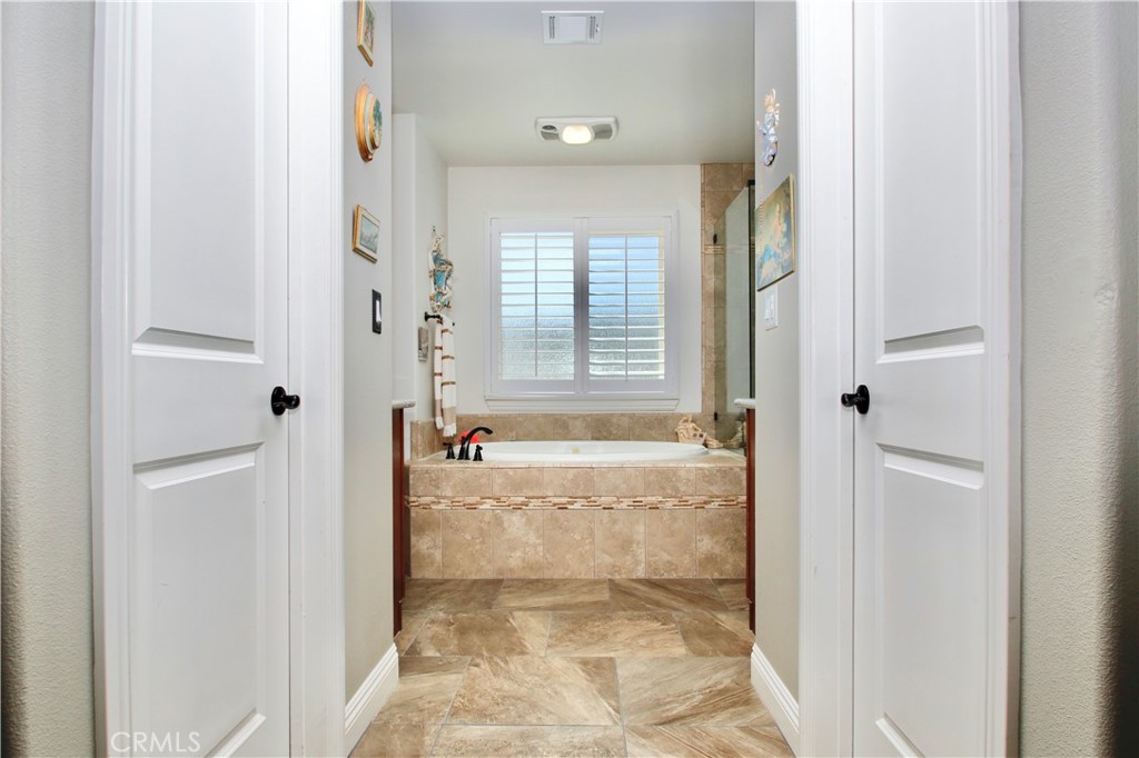 6202 Mandarin Road Yucca Valley, CA 92284 - Photo 14 of 24 a bathroom with bathtub shower and a sink