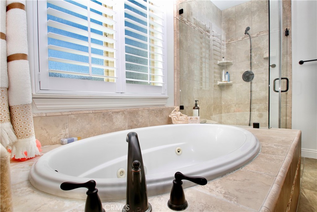 6202 Mandarin Road Yucca Valley, CA 92284 - Photo 15 of 24 a bathroom with a tub and a sink