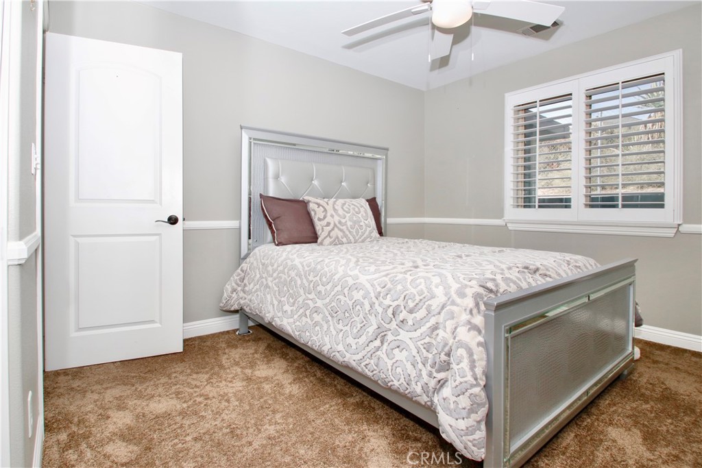 6202 Mandarin Road Yucca Valley, CA 92284 - Photo 18 of 24 a bedroom with a bed and a dresser