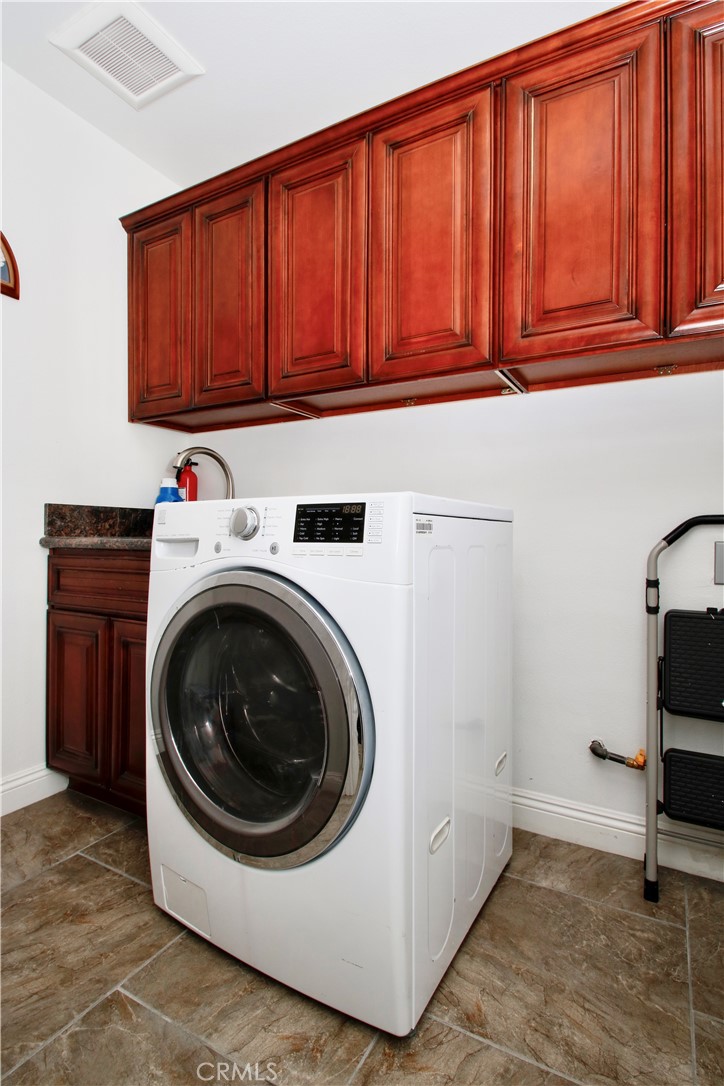 6202 Mandarin Road Yucca Valley, CA 92284 - Photo 22 of 24 a utility room with sink dryer and washer