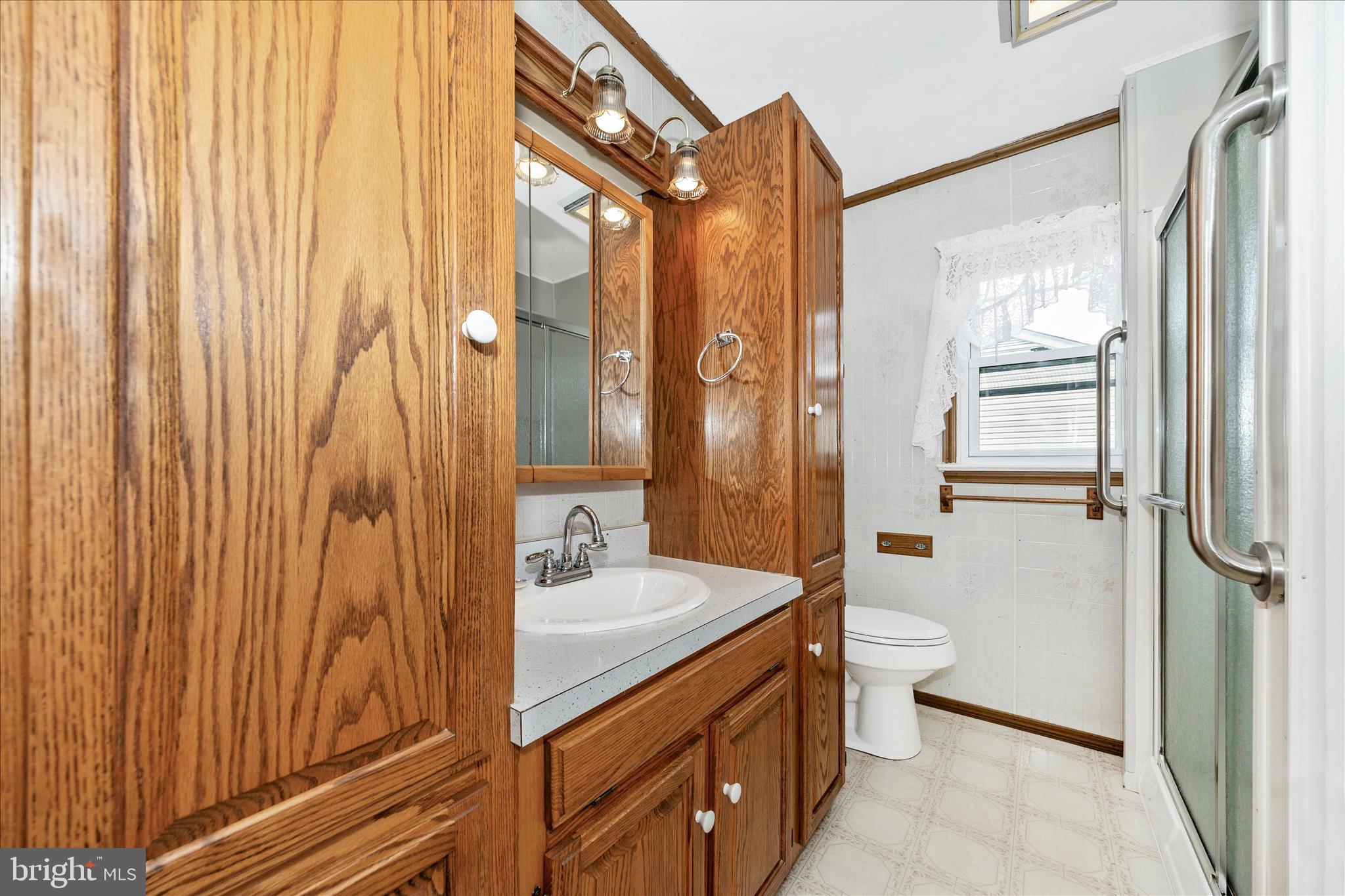 17534 Lincolnshire Road Hagerstown, MD 21740 - Photo 27 of 50 Hall Bathroom