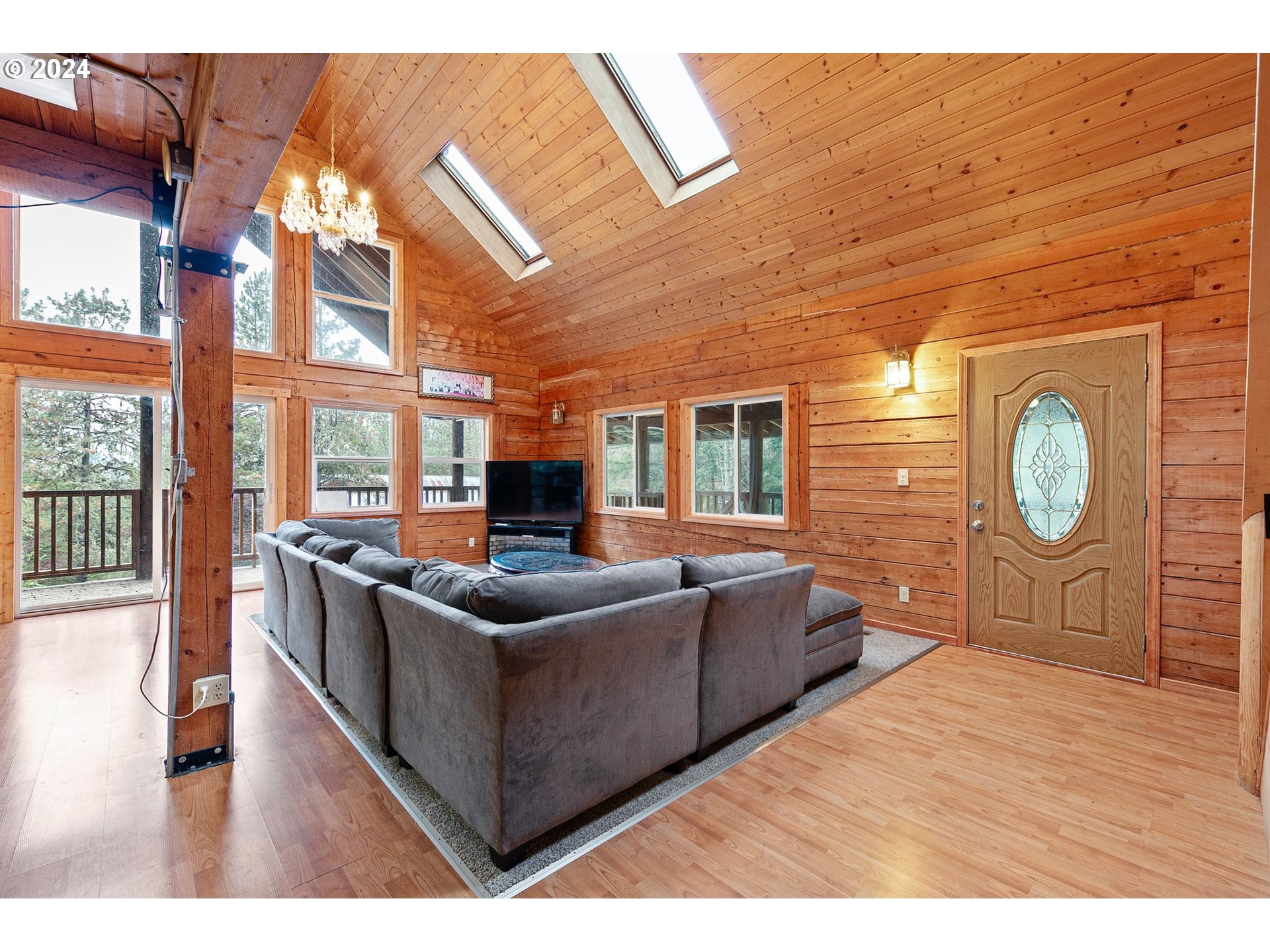 923 Lone Rock Road Glide, OR 97443 - Photo 6 of 48 Living Room/Entrance
