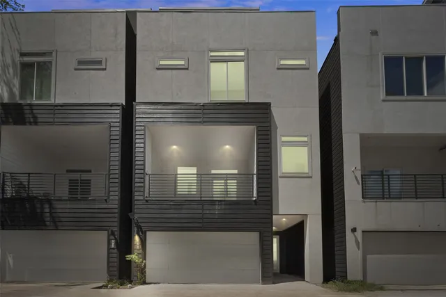 a view of livingroom with furniture