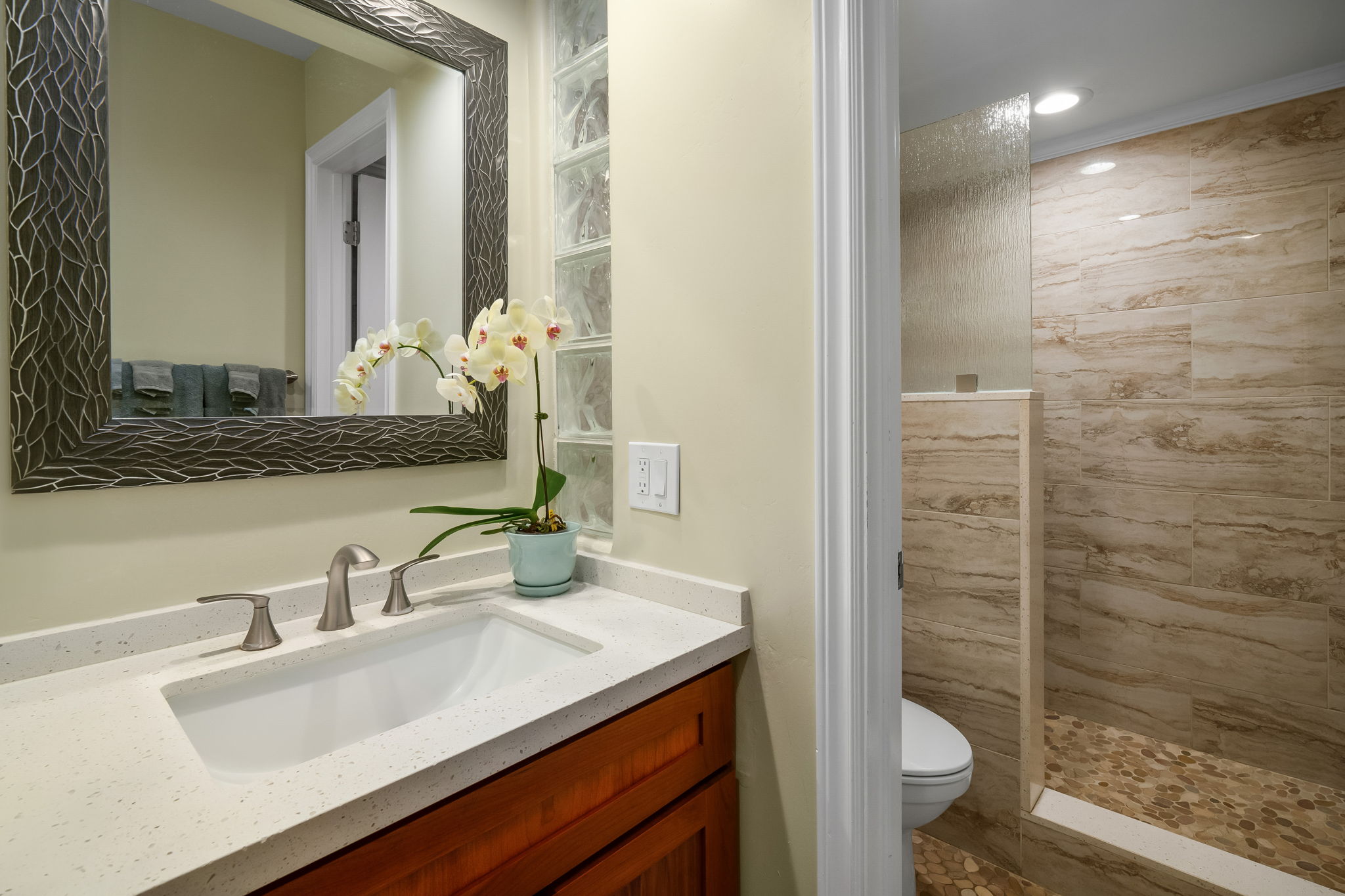 1775 Pe'e Road, Unit 101A Koloa, HI 96756 - Photo 17 of 25 a bathroom with a sink and a mirror