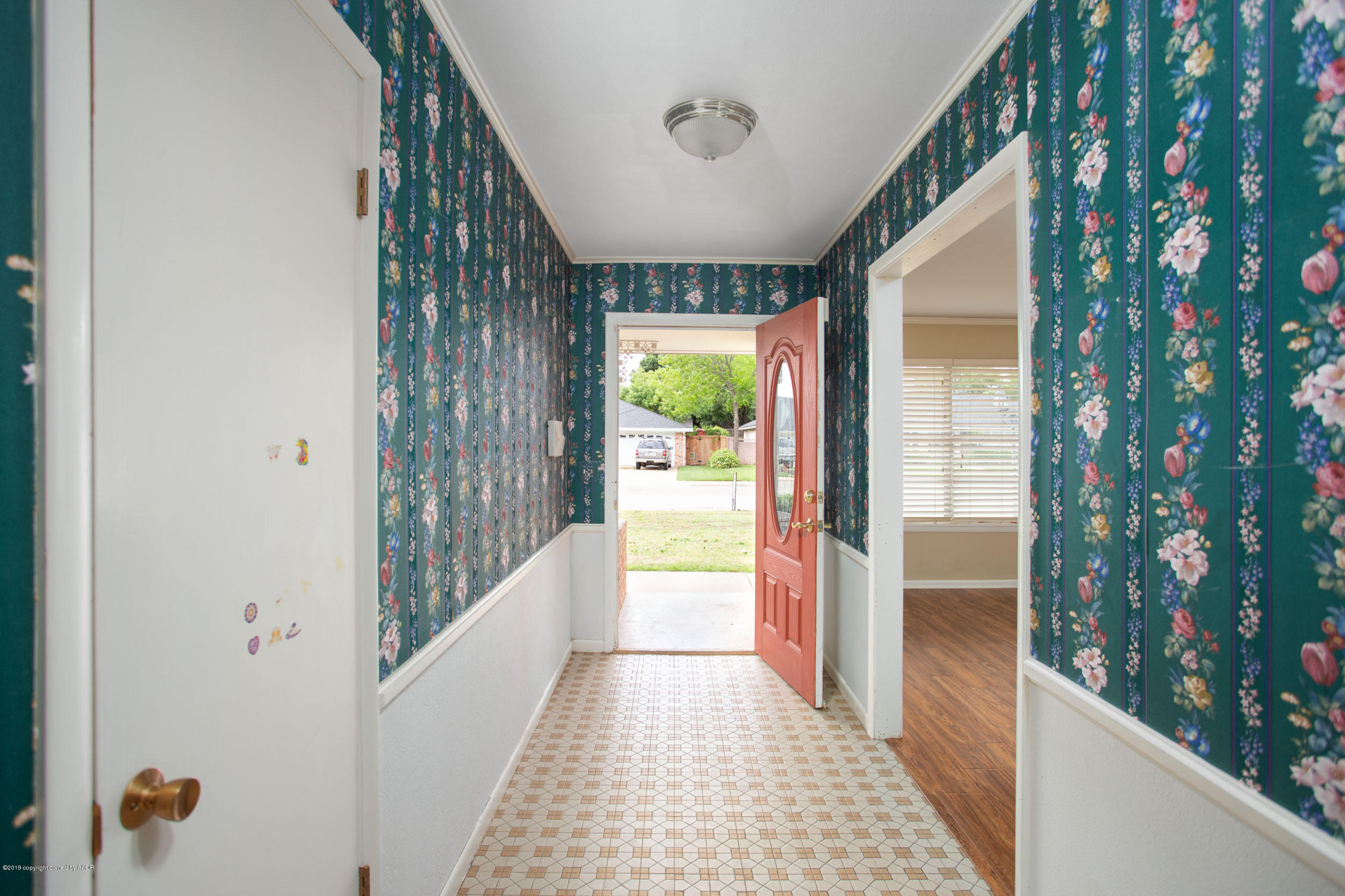 6018 Jameson Road Amarillo, TX 79106 - Photo 5 of 24 a view of a hallway with wooden floor and windows