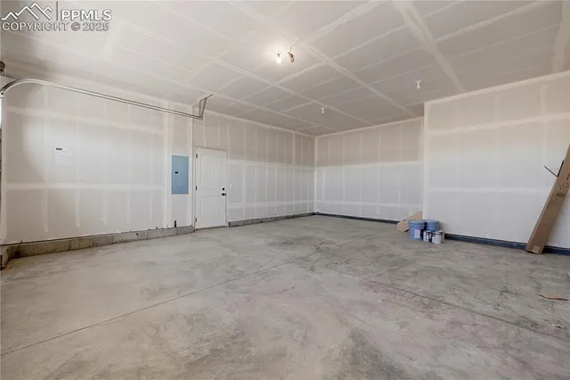 an empty room with windows and pillars in it