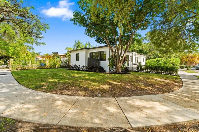 a view of a house with a yard