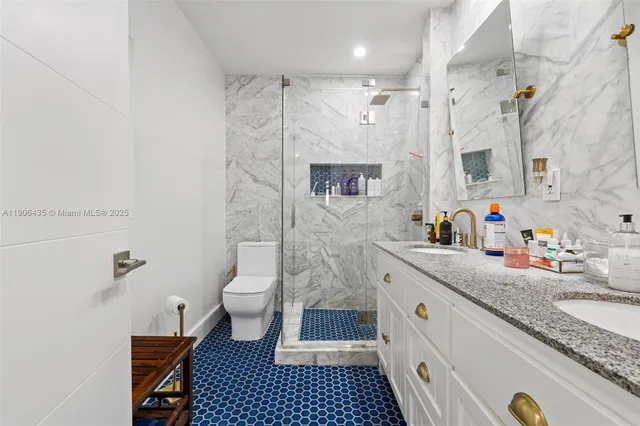a en suite bathroom with double vanity and a mirror