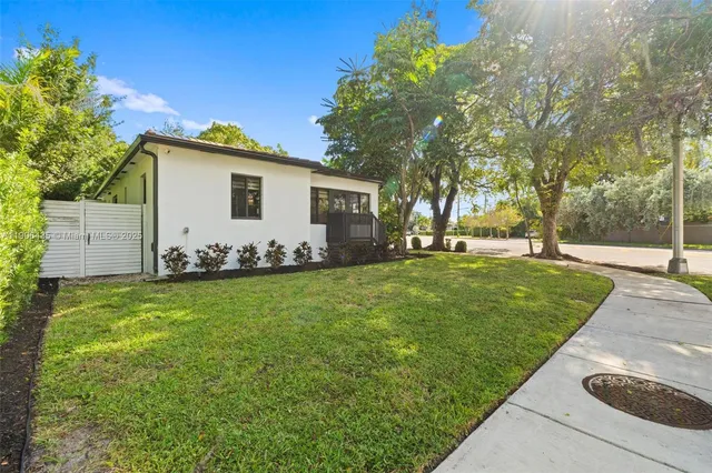 a view of a house with backyard