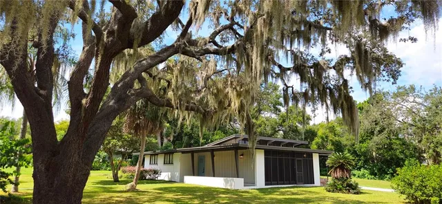 $359,000 | 126 East Cypress Avenue, Howey-in-the-Hills, FL 34737