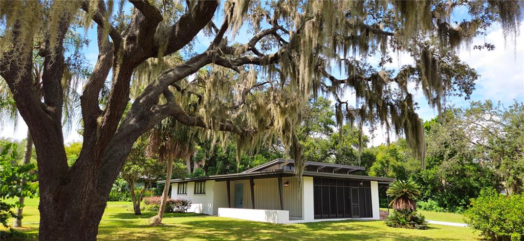 126 East Cypress Avenue Howey-in-the-Hills, FL 34737 - Photo 1 of 33