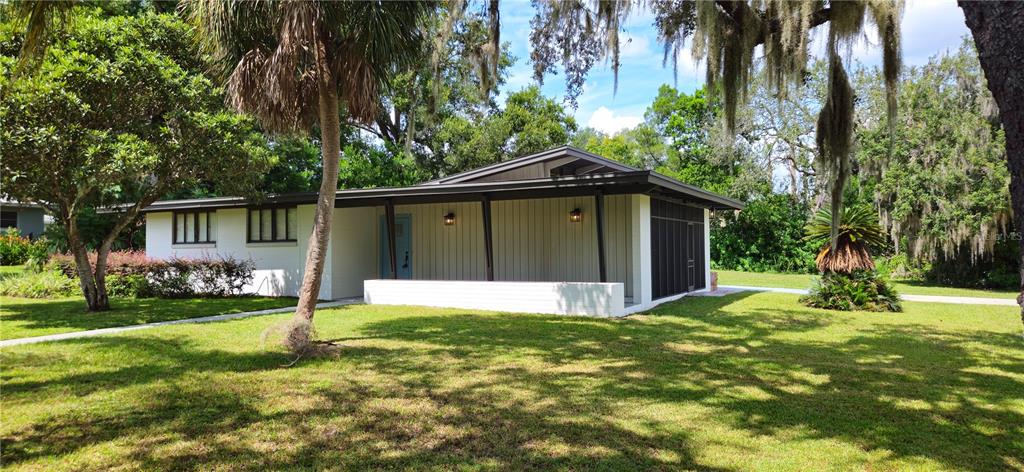 126 East Cypress Avenue Howey-in-the-Hills, FL 34737 - Photo 3 of 33