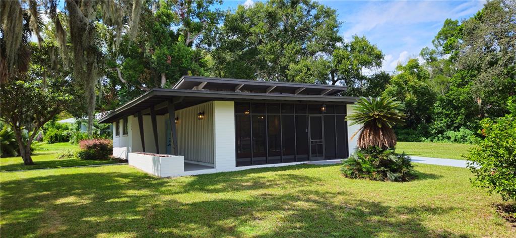 126 East Cypress Avenue Howey-in-the-Hills, FL 34737 - Photo 4 of 33