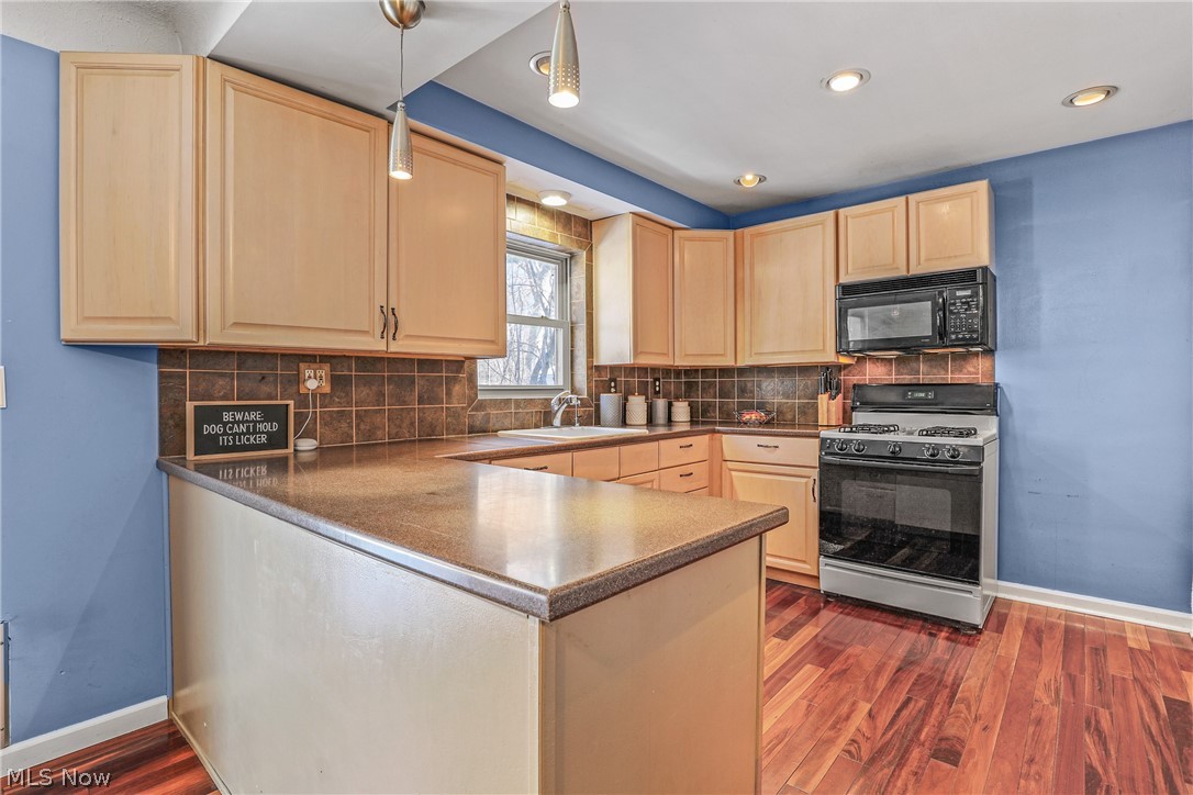 4929 Geraldine Avenue Cleveland, OH 44143 - Photo 12 of 34