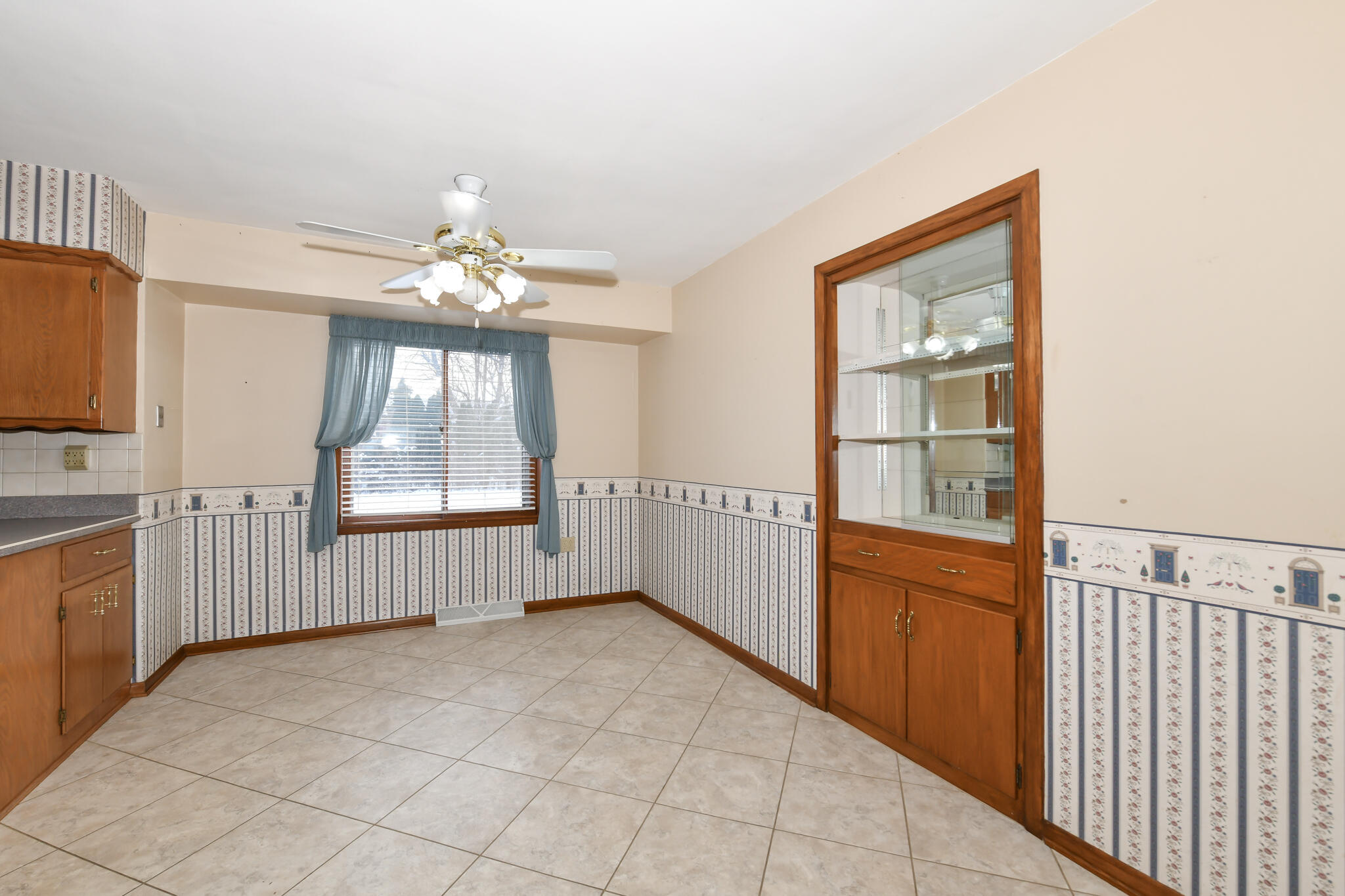 3446 South 104th Street Greenfield, WI 53227 - Photo 12 of 31 Kitchen