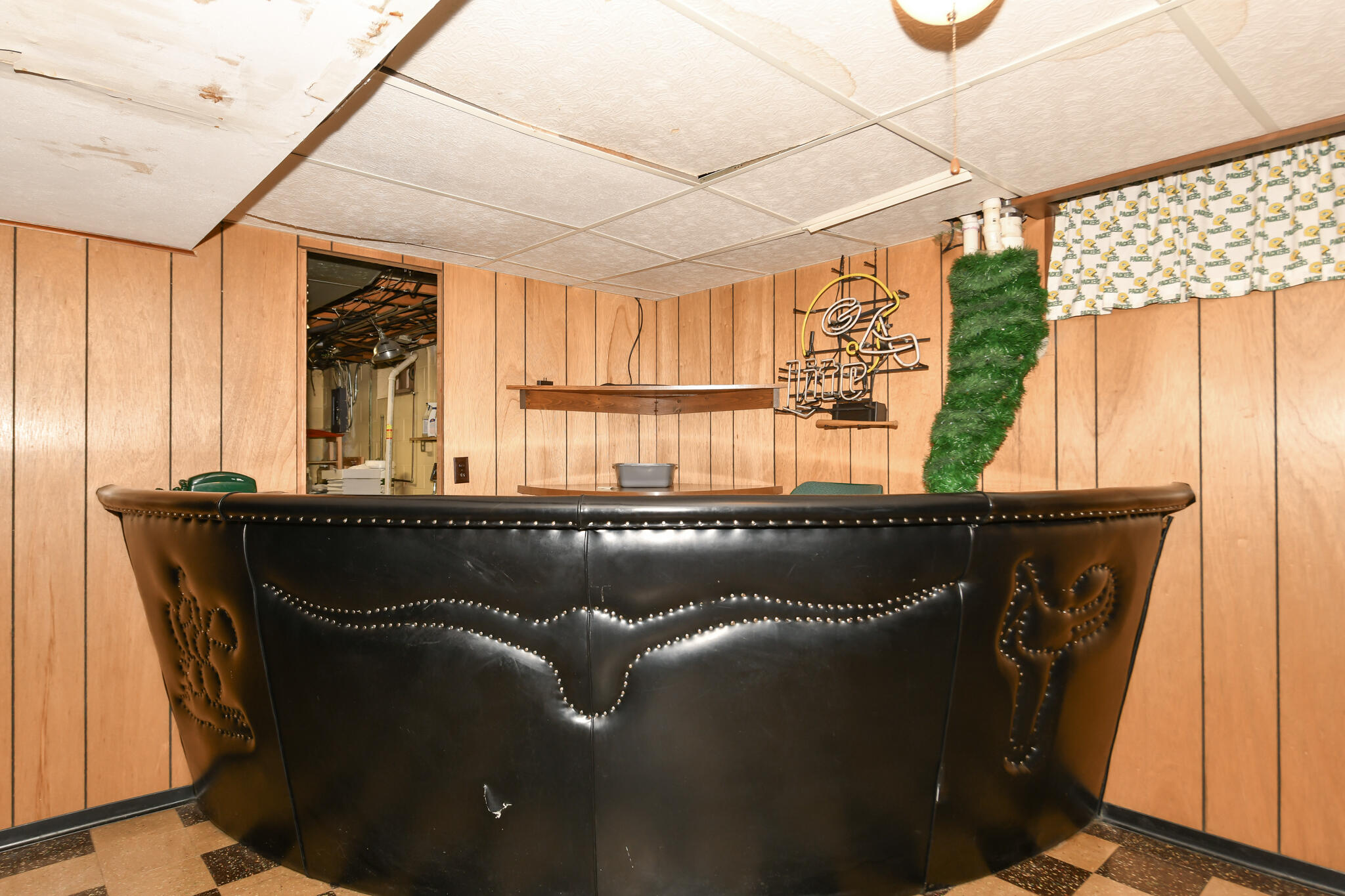 3446 South 104th Street Greenfield, WI 53227 - Photo 26 of 31 Bar