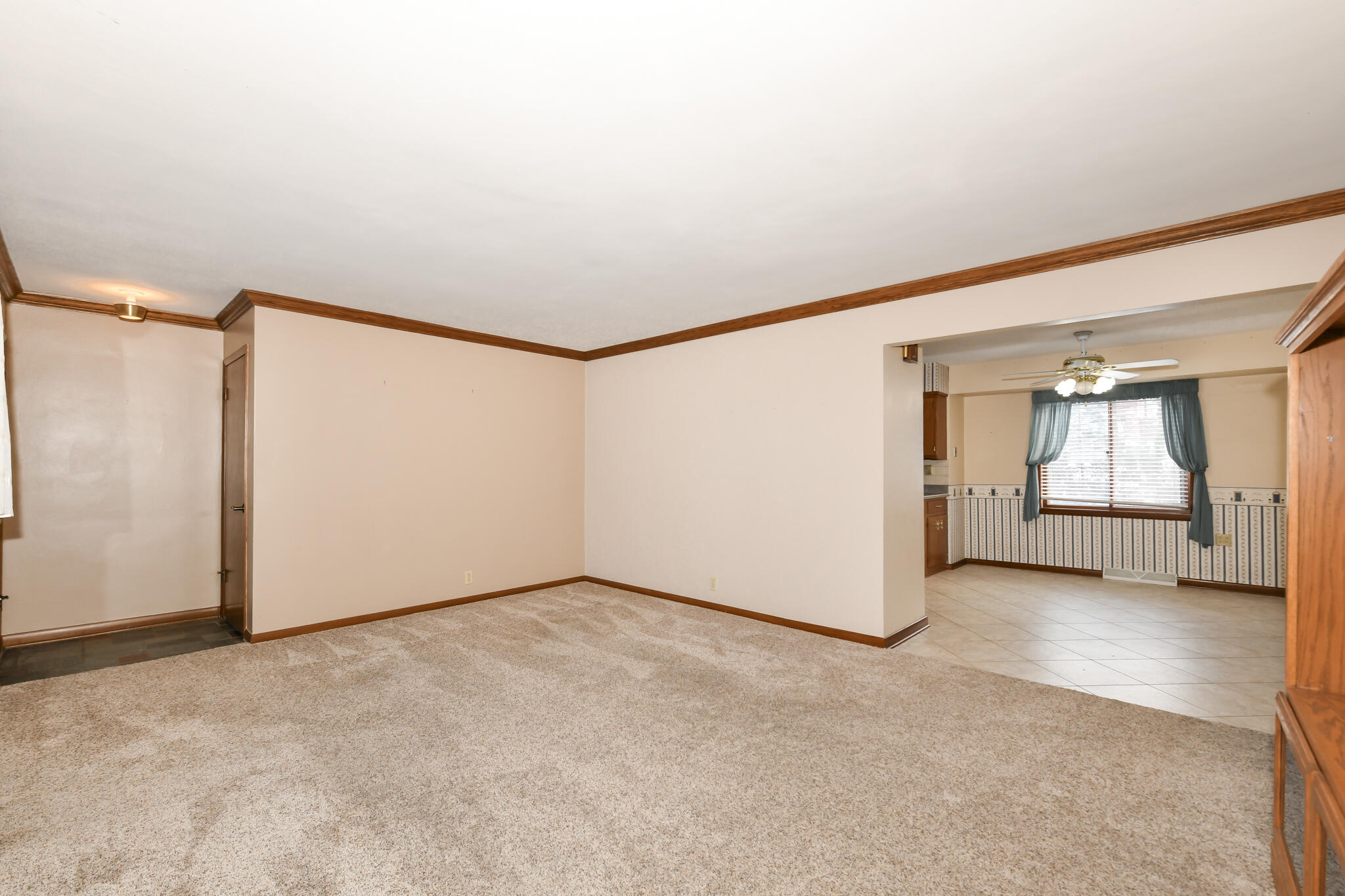 3446 South 104th Street Greenfield, WI 53227 - Photo 8 of 31 Living Room