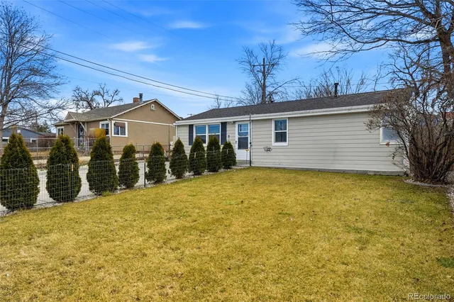 a view of a house with a yard