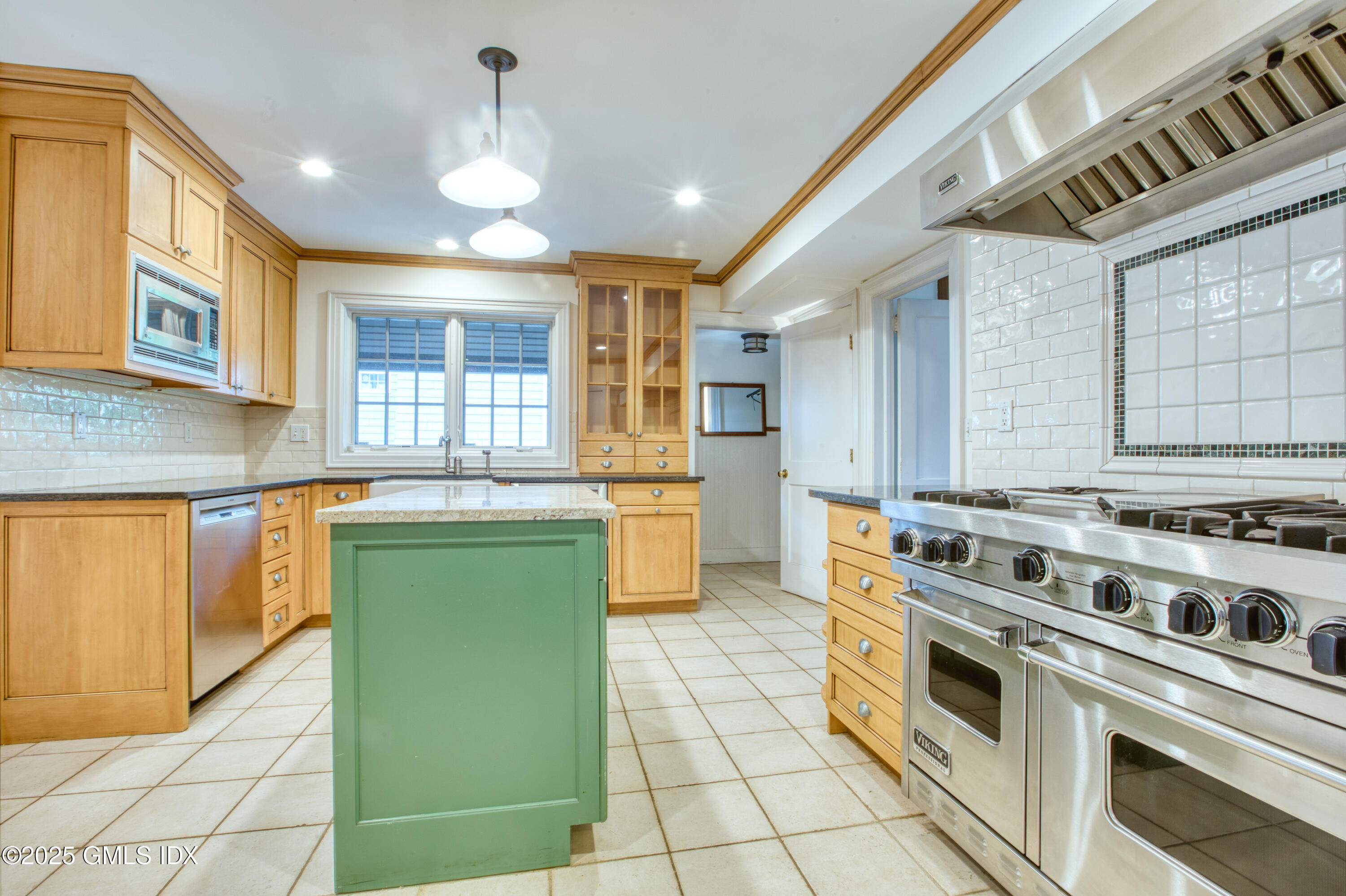 28 Terrace Avenue Riverside, CT 06878 - Photo 10 of 38 864A8051-18