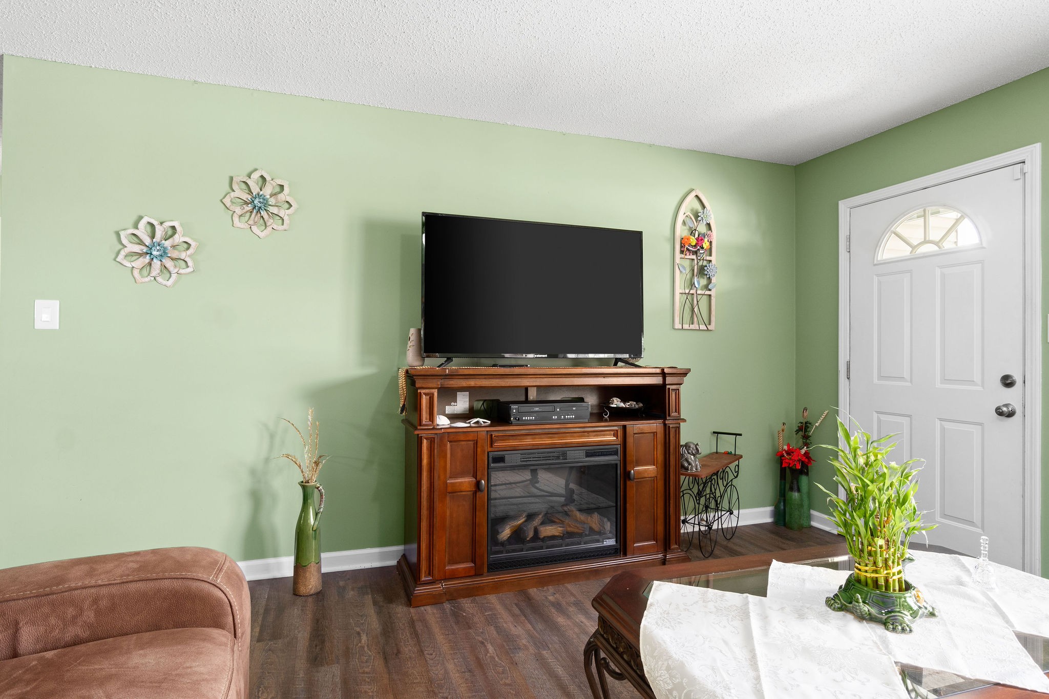 615 Avondale Road Oak Grove, KY 42262 - Photo 5 of 35 a living room with furniture and a flat screen tv