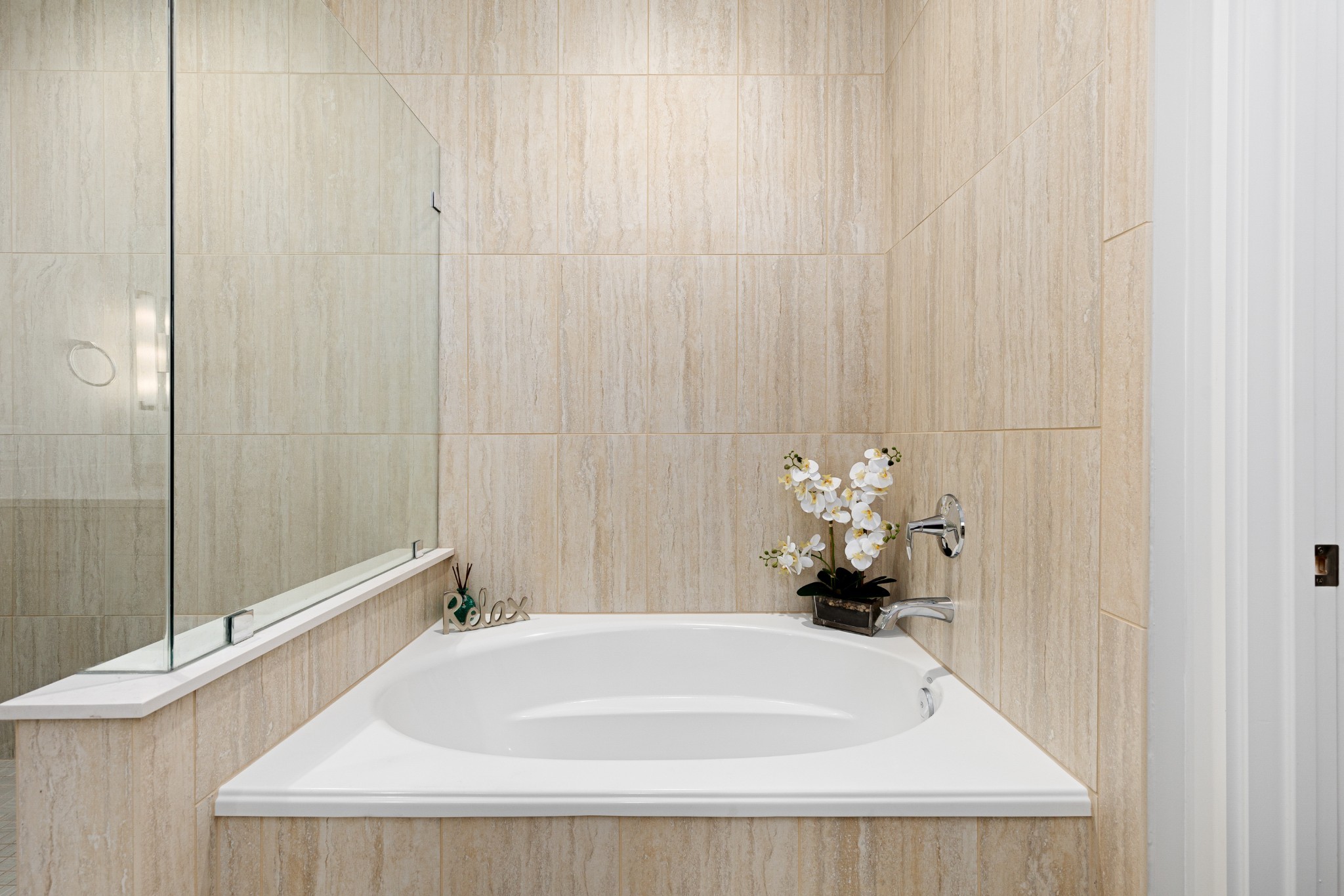 20 Rutledge Street, Unit 508 Nashville, TN 37210 - Photo 22 of 47 a bathroom with a white tub
