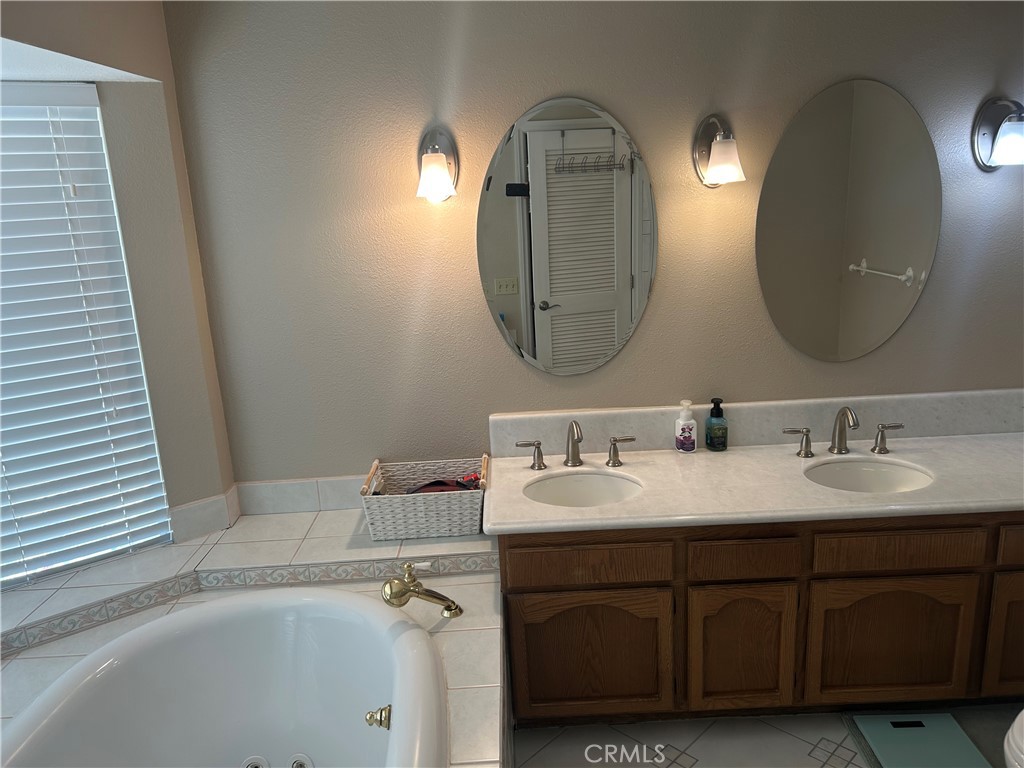 20187 Itasca Road Apple Valley, CA 92308 - Photo 17 of 35 a bathroom with a sink and a mirror