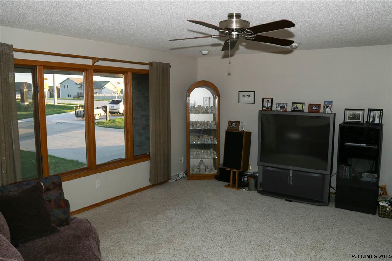2301 Antler Ridge Drive Dubuque, IA 52002 - Photo 3 of 25 Gallery Image 3