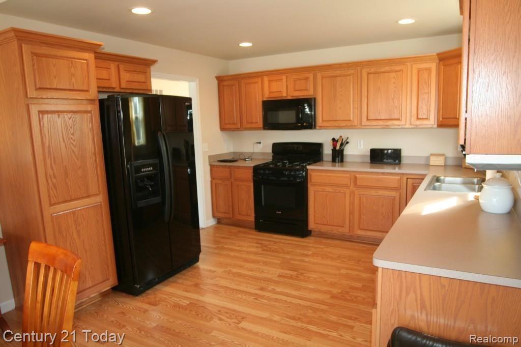 3669 Crooks Road Rochester, MI 48309 - Photo 5 of 36 VERY SPACIOUS KITCHEN AND DINING ROOM
