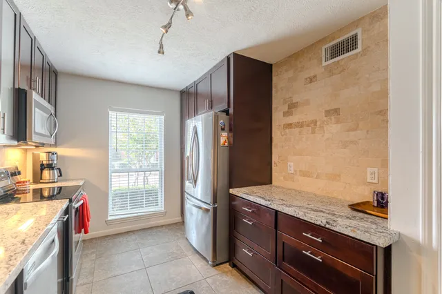 $1,950 | 6339 Del Monte Drive, Unit 95, Houston, TX 77057