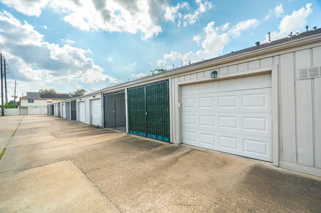 $1,950 | 6339 Del Monte Drive, Unit 95, Houston, TX 77057