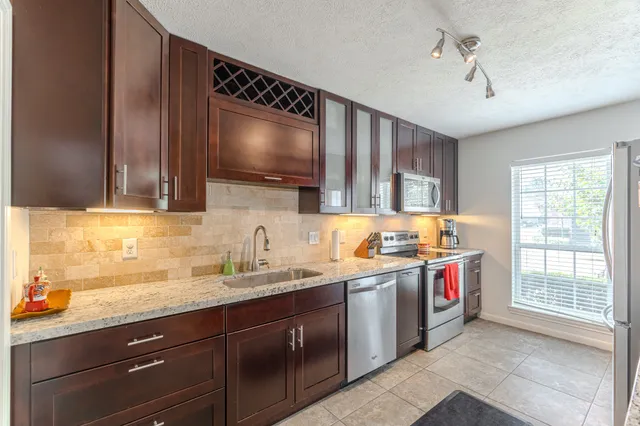 $1,950 | 6339 Del Monte Drive, Unit 95, Houston, TX 77057