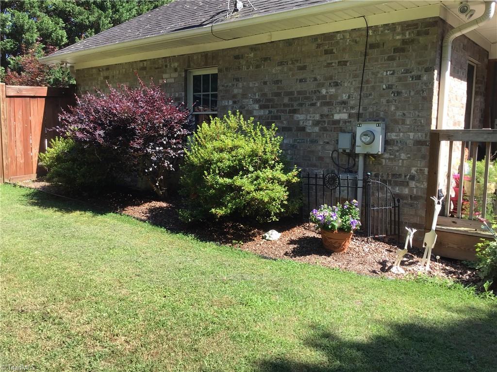 1890 Happy Hill Road Lexington, NC 27295 - Photo 6 of 35 side yard