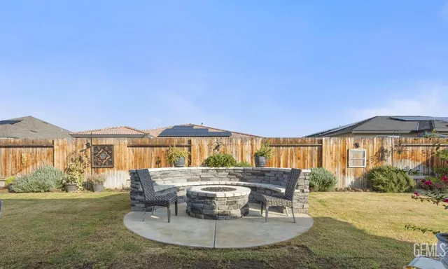 a view of a house with backyard and sitting area