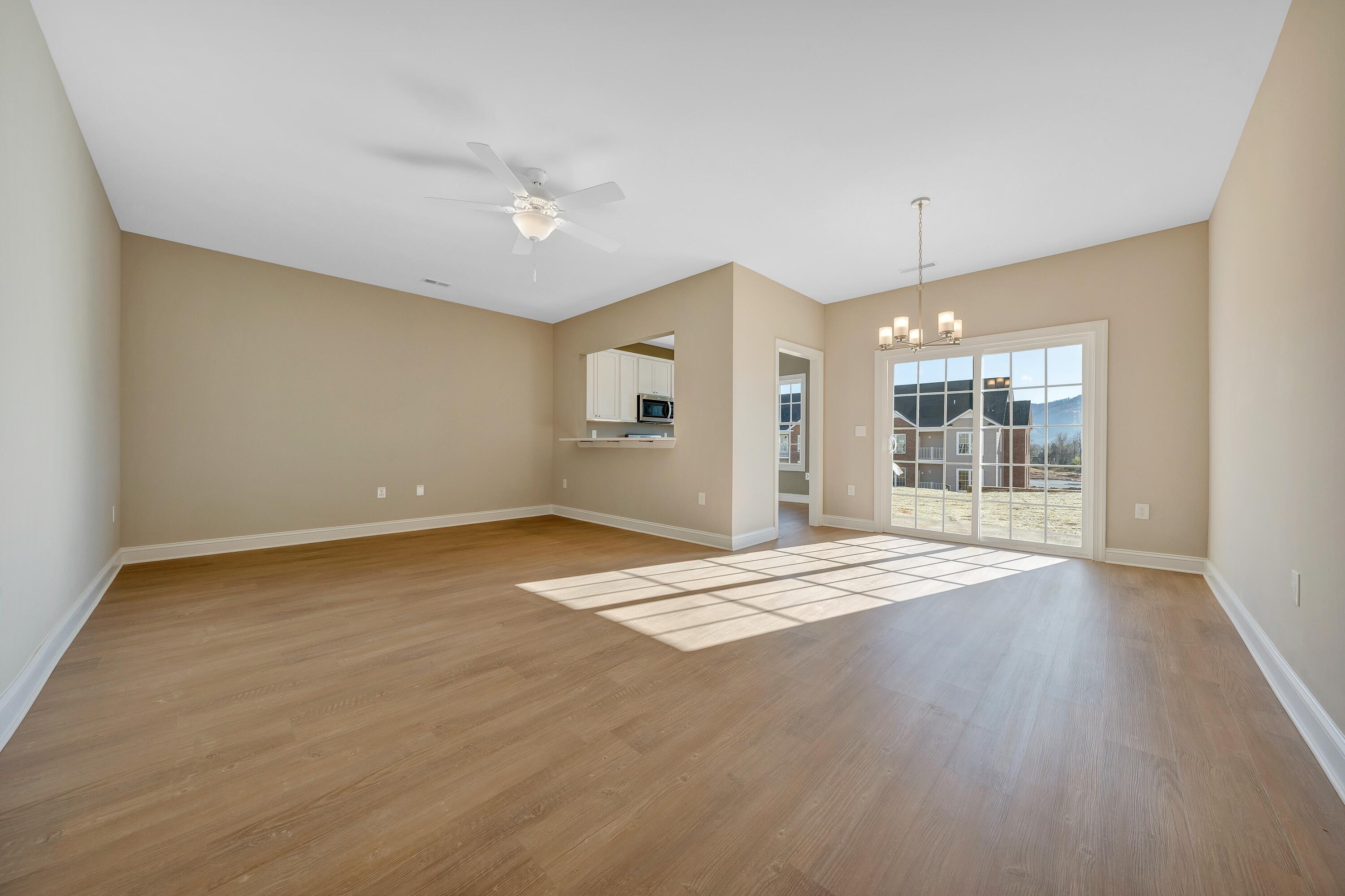 5679 Huntridge Road Roanoke, VA 24012 - Photo 2 of 14 3. Living Space