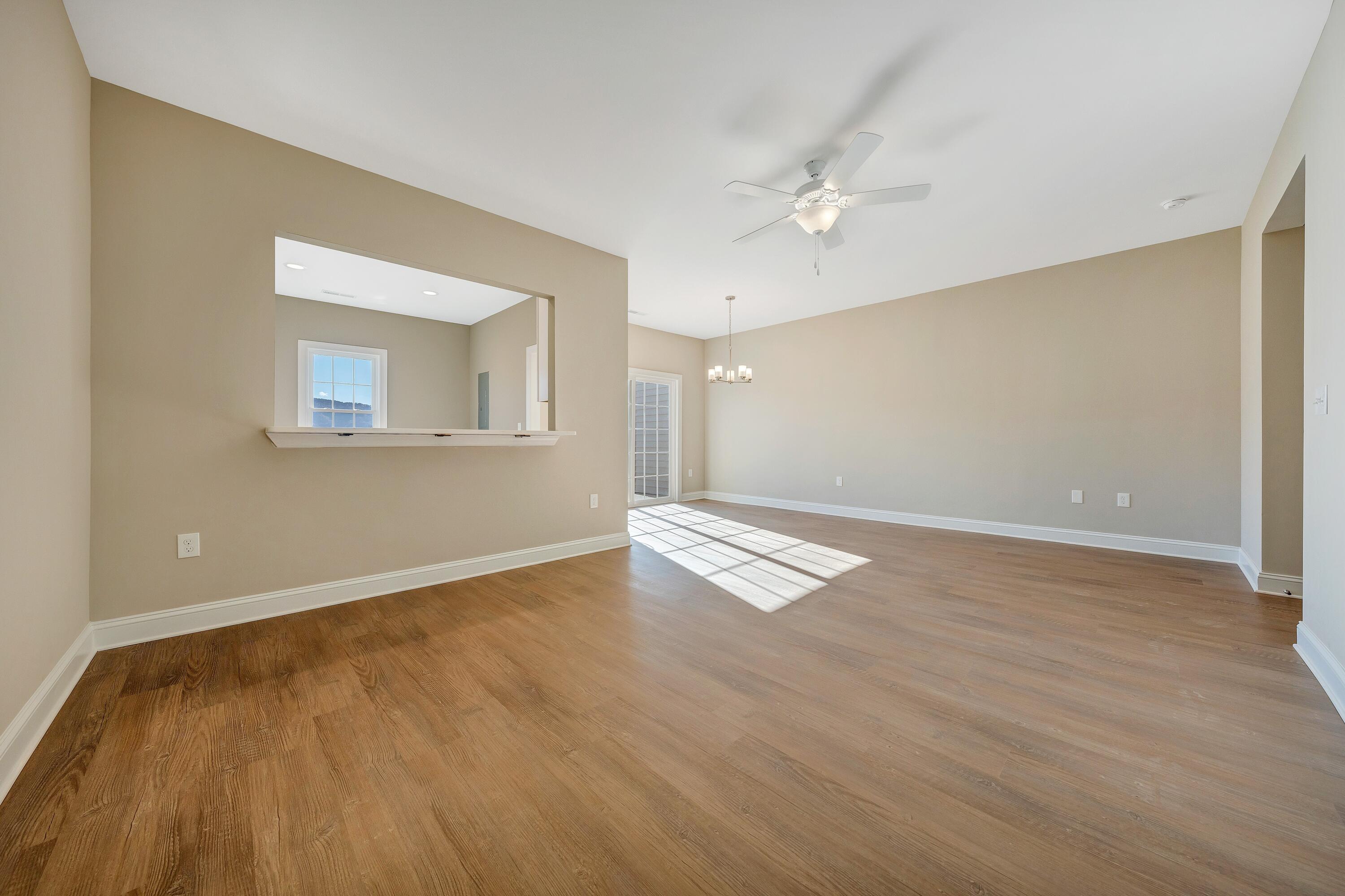 5679 Huntridge Road Roanoke, VA 24012 - Photo 3 of 14 4. Living Space